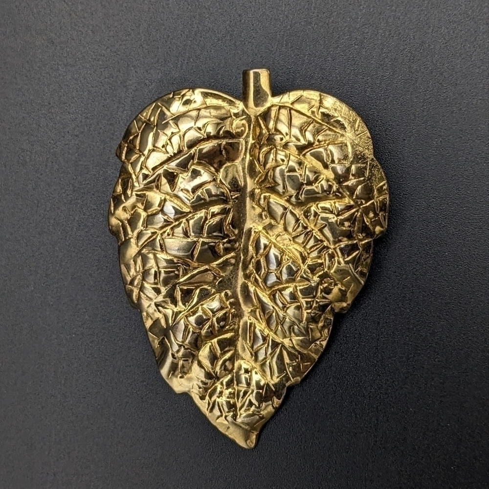 VINTAGE Gold toned Leaf Brooch - unsigned - Picture 2 of 9
